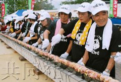 世界纪录：日本烤长度逾24米的鸡肉串