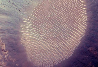 英媒公布火星照片：呈现巨型指纹图案
