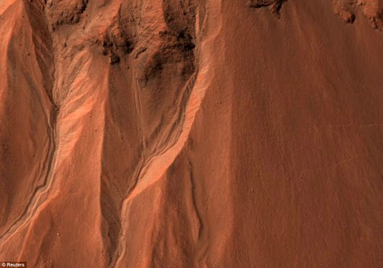 火星Hale陨坑边缘溪谷近照，由美国宇航局火星勘测轨道器的HiRISE拍摄
