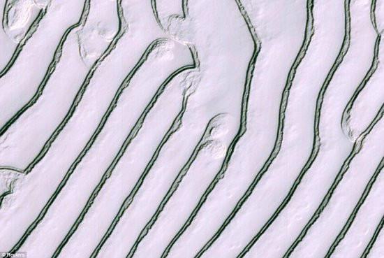 这个锯齿形图案由火星极地冰帽内的二氧化碳形成