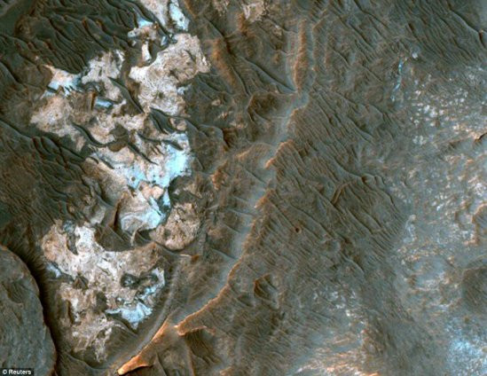 火星Ladon Valles西部古水道放大图。能够形成这种形状说明，水一度流淌在这颗红色星球之上