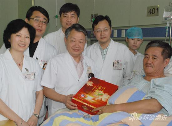赵本山今日可下床活动要与医护人员共享月饼