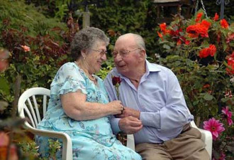 英国87岁老人60年来天天送妻子玫瑰花