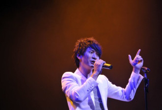 约克区长大的香港歌手陈柏宇返多演唱