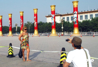 天安门广场安装了56根“民族团结柱”