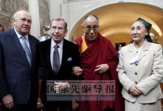 达赖喇嘛与热比娅窜访布拉格公开握手
