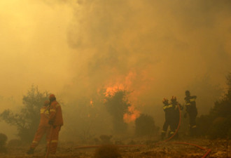 希腊因山火逼近首都宣布进入紧急状态
