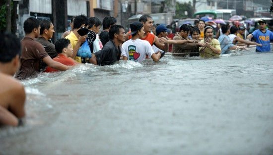 热带风暴凯萨娜致菲律宾60人死亡(组图)