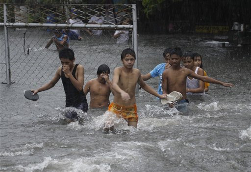 热带风暴凯萨娜致菲律宾60人死亡(组图)