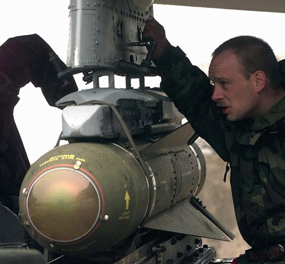 为军机挂载AGM-65“小牛”空地导弹