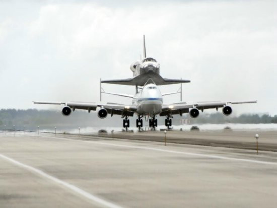 波音747客机搭载着发现号航天飞机降落在美宇航局肯尼迪航天中心