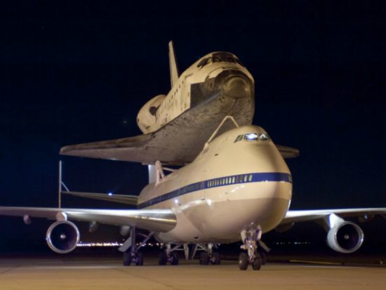 20日，爱德华兹空军基地内，一架波音747正准备搭载发现号前往肯尼迪航天中心
