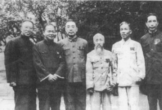 建国时毛泽东当选主席缺一票 是谁没投