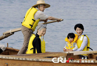 日本天皇海上度假 扮渔夫亲自摇橹划船