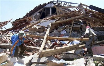 印尼7.9级地震死亡人数可能超千人数千人被埋