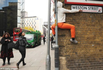 伦敦街头惊现&quot;人肉雕塑&quot; 行人瞠目结舌