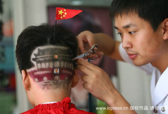 组图：理发师打造“天安门”发型迎国庆