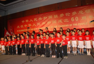 教女儿唱中国国歌：分享孩子的喜悦