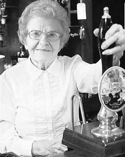 英国95岁酒吧女招待坚持不退休(图)