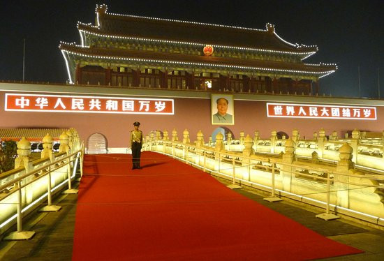 组图:天安门金水桥铺设红地毯迎国庆