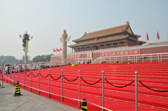组图:天安门金水桥铺设红地毯迎国庆