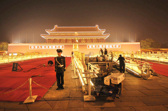 组图:天安门金水桥铺设红地毯迎国庆