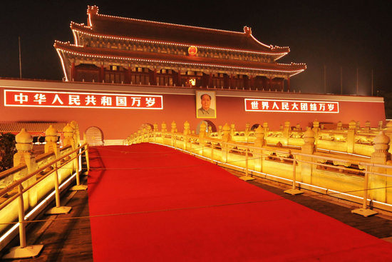 组图:天安门金水桥铺设红地毯迎国庆