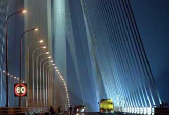 上海长江隧桥全面亮灯 宛如一件艺术品