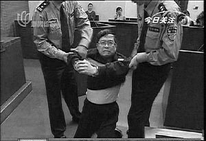 上海42岁“炒房处长”判无期当庭下跪