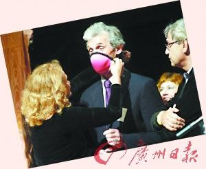 胸罩可变防毒面具,图为志愿者在进行演示。