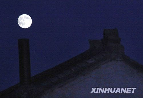 10月3日在天津拍摄的圆月。新华社记者邢广利摄