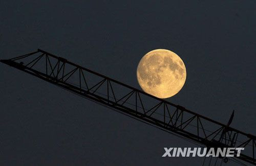 10月3日拍摄的沈阳上空的圆月。新华社记者李钢摄 