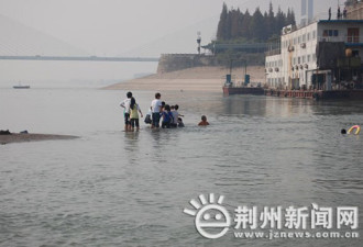 网友珍贵照片 再现大学生救人经过