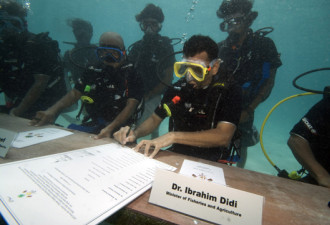 马尔代夫开海底内阁会议 总统潜水主持