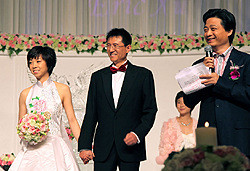 张怡宁穿婚纱娇美 与新郎甜蜜让人羡