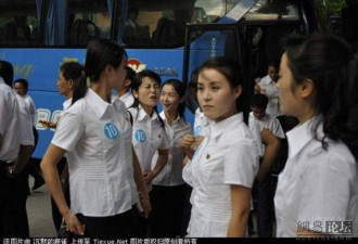 实拍:在中国旅游参观的一群朝鲜漂亮MM