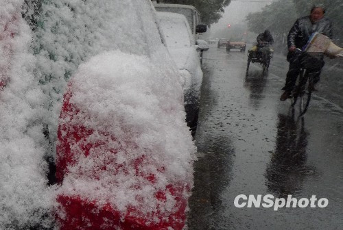 北京突降大雪致首都机场百余航班延误