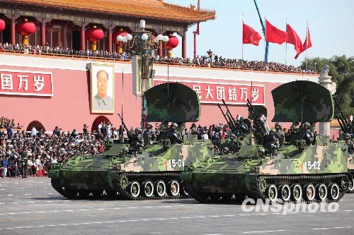 10月1日，中华人民共和国成立60周年庆祝大会举行盛大阅兵仪式。图为履带自行高炮方队。中新社发张宇摄