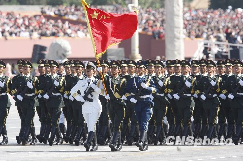 10月1日，中华人民共和国成立60周年庆祝大会举行盛大阅兵仪式，图为三军仪仗队通过天安门广场。中新社发张宇摄