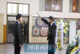 新郎与去世的新娘在殡仪馆内举行婚礼