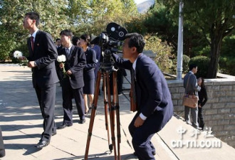 朝鲜记者使古董摄影机 温家宝也好奇