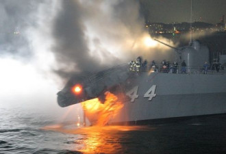 现场直击：日本驱逐舰与韩货船相撞