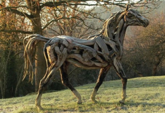 园林艺术:用枯木搭建起来的动物雕塑