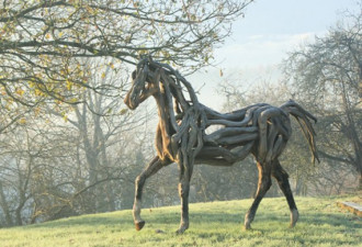 园林艺术:用枯木搭建起来的动物雕塑