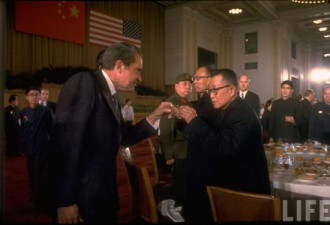 老照片:尼克松总统访华时享用的国宴