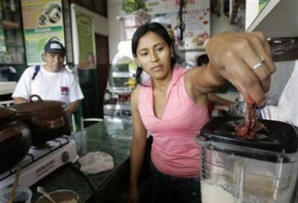 秘鲁人将青蛙搅碎成汁 酿制天然伟哥