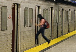 本市每年25人跳轨 地铁司机压力巨大