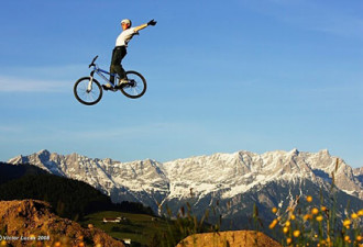 挑战极限的一瞬间:飞在空中的自行车