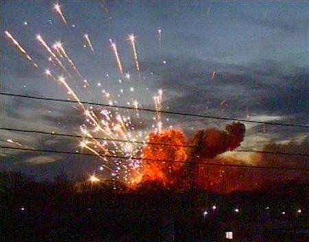 俄军弹药库爆炸导致44人受伤2人失踪(组图)