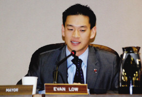 26岁同性恋华人当选美最年轻华裔市长